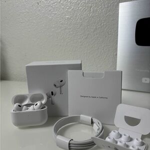 Apple White Wireless Earbuds with Accessories